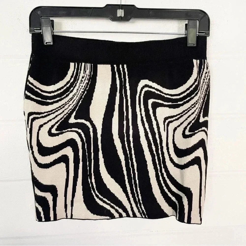 Forever 21 Black White Rayon Blend Knit Mini Skirt Size Medium